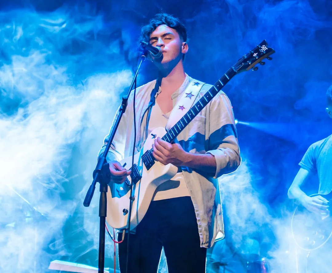 Miguel Bueno lanza su nueva canción 'Alguien Aquí'
