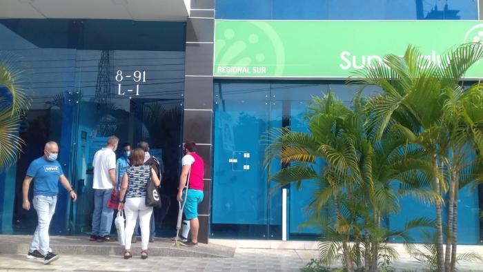Usuarios de las EPS mediante plantón exigen entrega de medicamentos