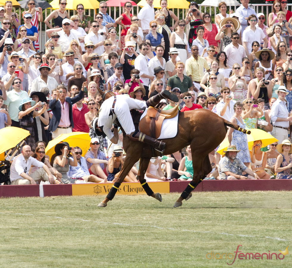 El príncipe Harry pasó susto al caerse abruptamente de un caballo