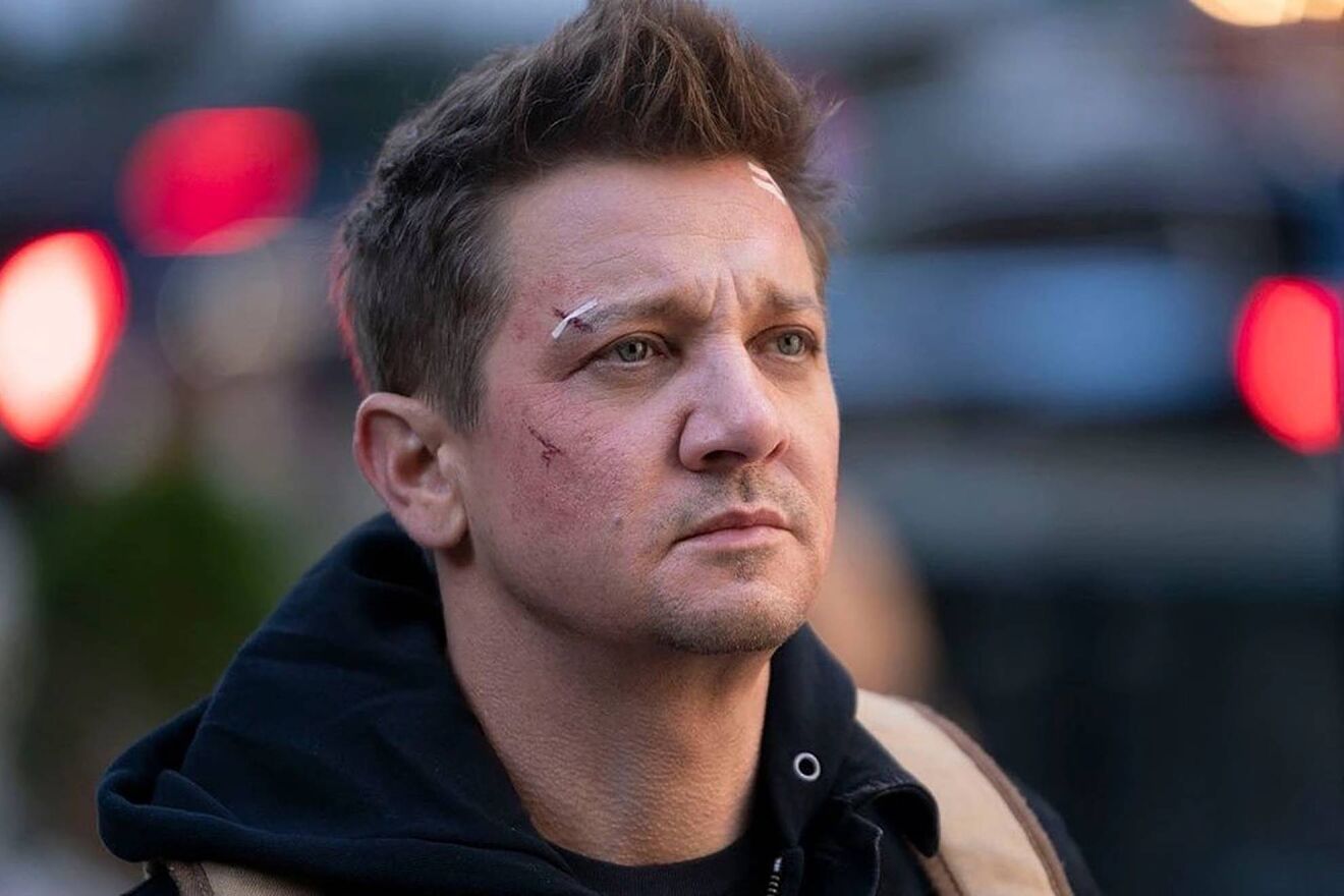 Jeremy Renner brilló en alfombra roja.