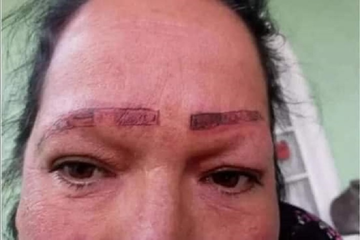 Mujer se mandó a tatuar cejas y le arruinaron la cara: “¡Vean cómo dejaron a mi mamá!”