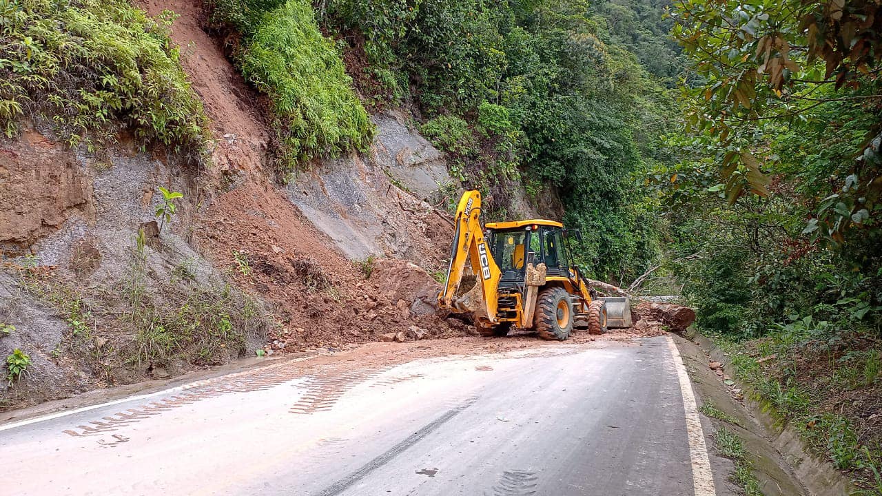 Cierre total  en la Troncal del Hacha.