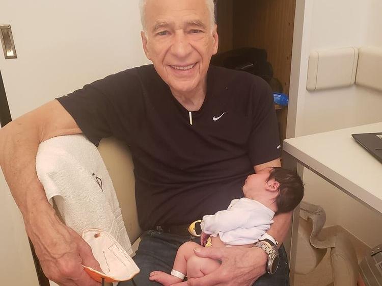 Hombre de 83 años tiene un recién nacido y publica su día a día junto a el