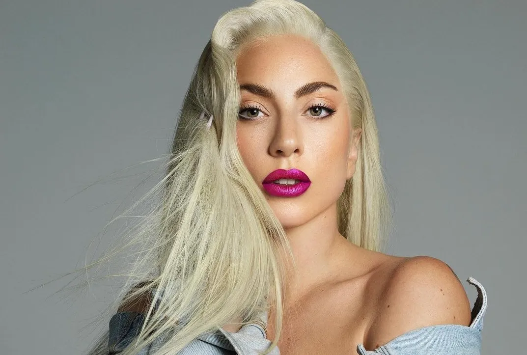 Lady Gaga fue golpeada en el rostro por un peluche durante un concierto; video es viral.