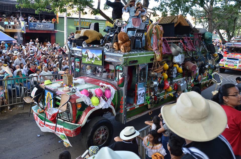 Así fue como inicio el desfile de Chivas de HJ DOBLE K