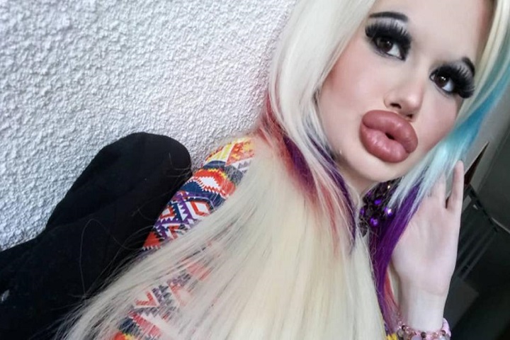 Andrea Ivanova, mujer con los labios más grandes del mundo, abre cuenta en Onlyfans
