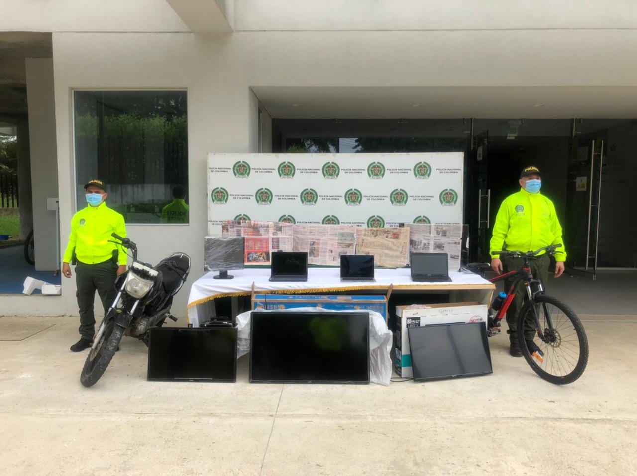Policía intervino las compraventas de Florencia.