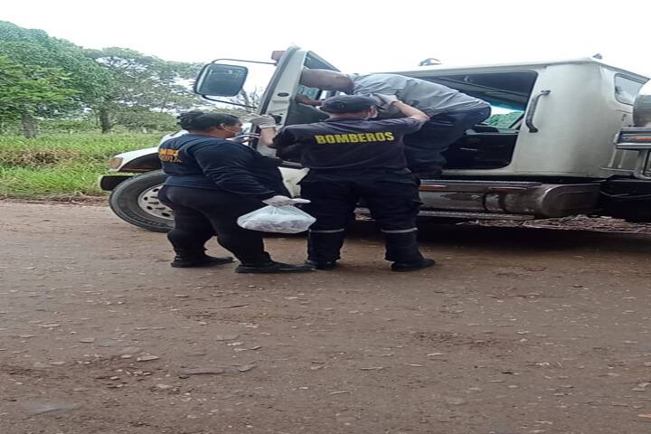 Conductor se siente mal pide ayuda los bomberos de puerto rico
