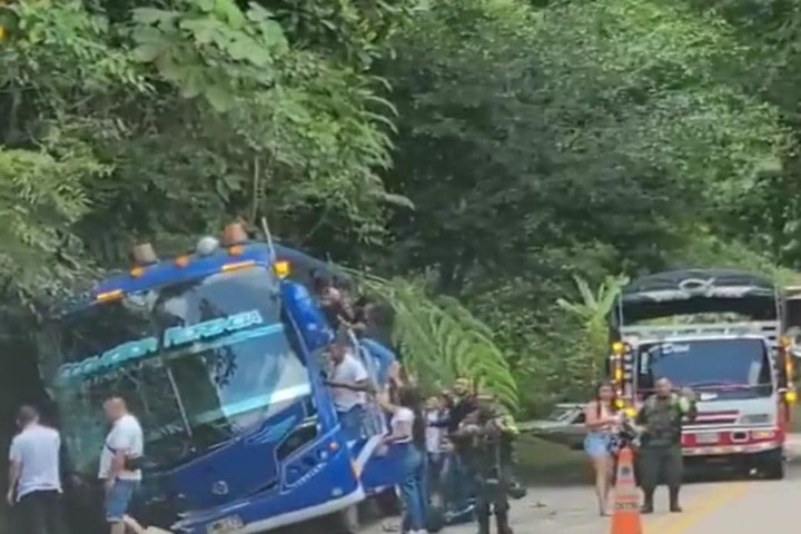 Bus que transportaba estudiantes se quedo sin frenos