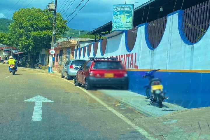 Están utilizando los andenes como parqueaderos de carros