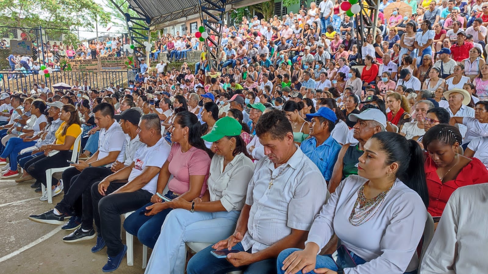 Alcladia de Florencia entregó titulos de viviendas.