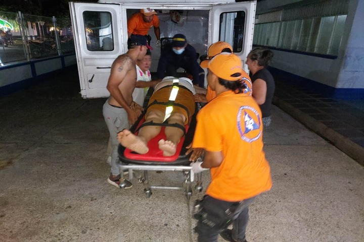 Herida una mujer al caer de un vehículo.