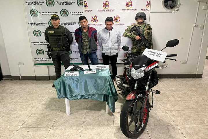 Dos sujetos capturados por andar con armas de fuego y munición