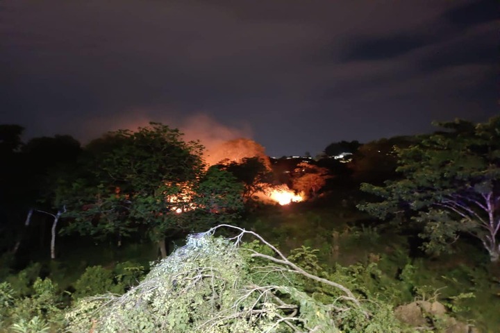 Incendio forestal en el barrio Troncal del Hacha