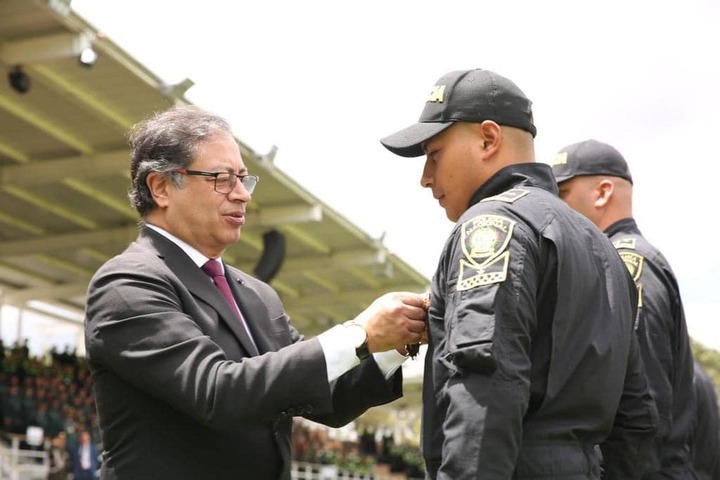 Presidente Petro y Ministro de Defensa condecoraron a los policías que fueron retenidos en Los Pozos
