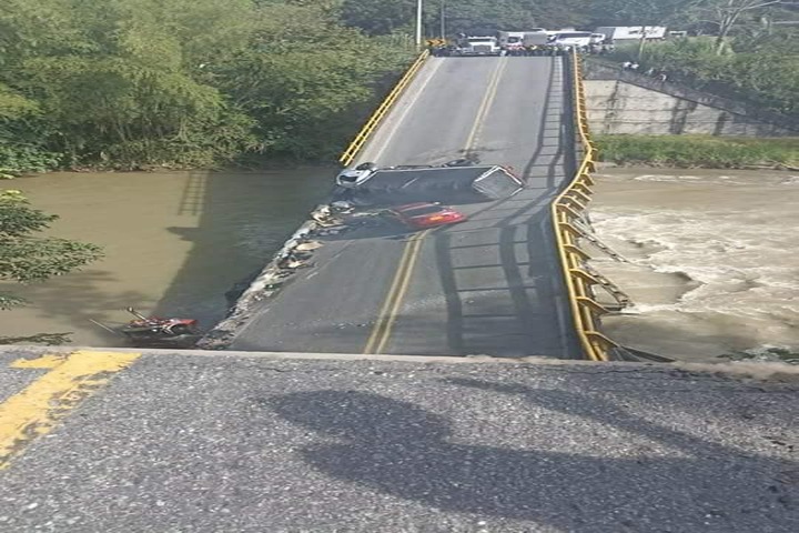Hace pocos minutos se desploma puente que comunica al Valle con el Quindío