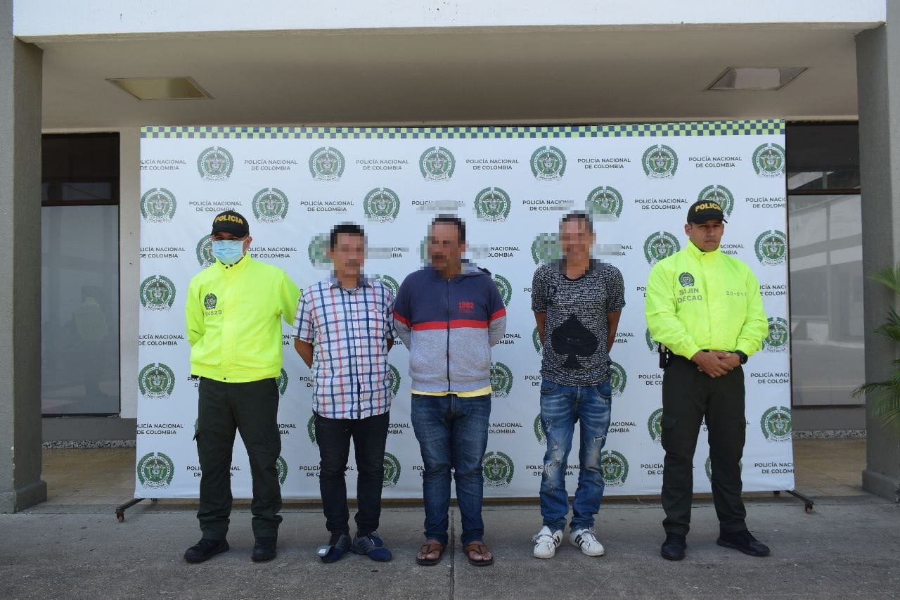 Tres capturados por fijar panfletos de las disidencias