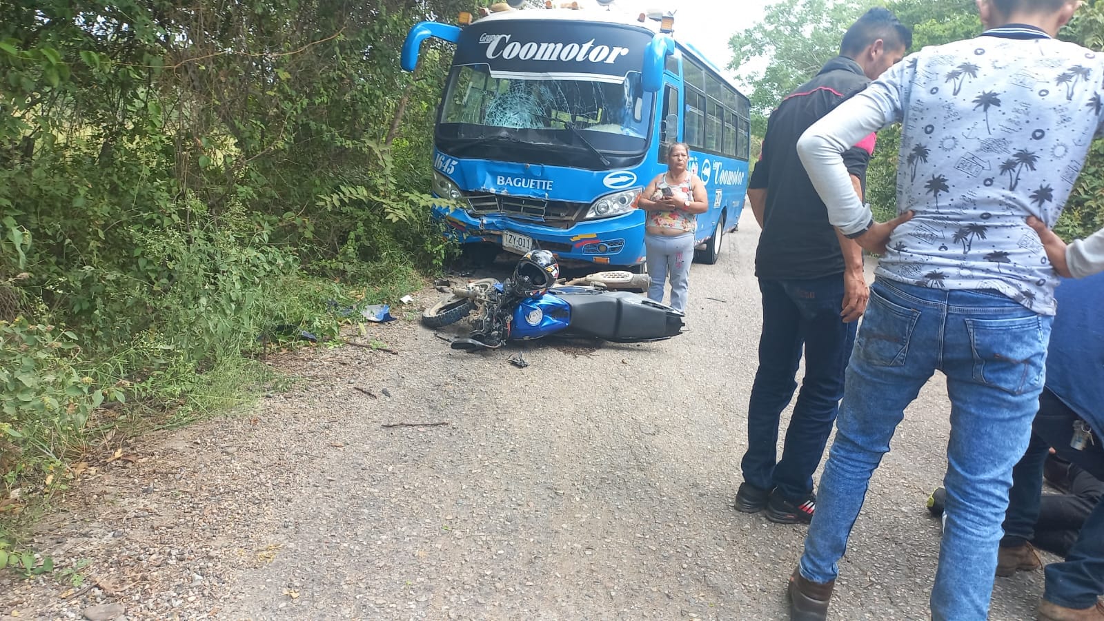 Fuerte accidente en la vía Baraya - Colombia