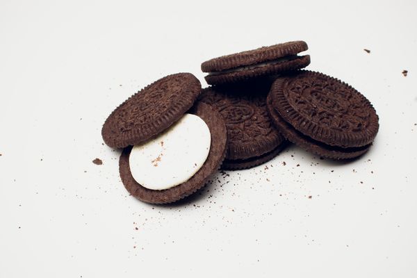 ¿Por qué la crema de las famosas galletas Oreo siempre se queda en un solo lado?