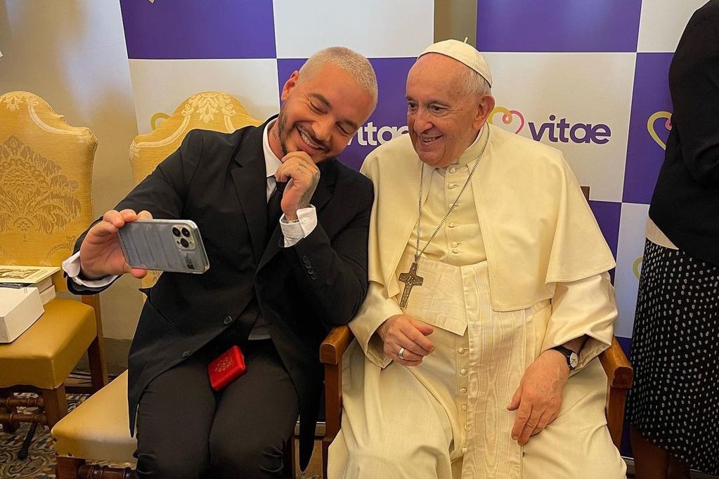 “Sos travieso”: papa Francisco a J Balvin tras lograr sacarse unas selfies.