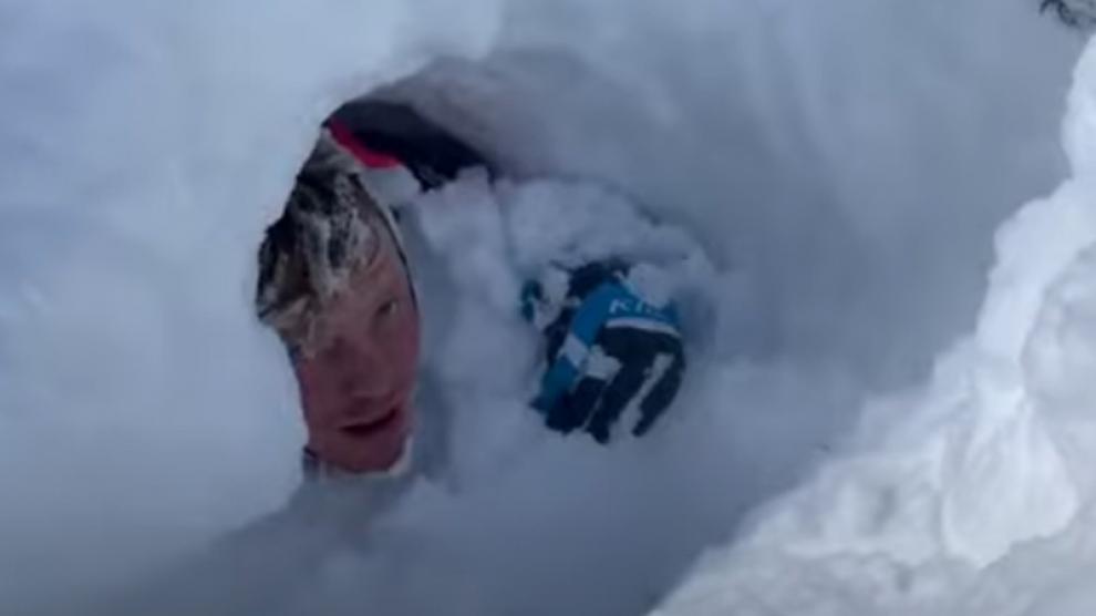 Turistas se salvaron de milagro al quedar bajo una avalancha de nieve; uno grabó todo