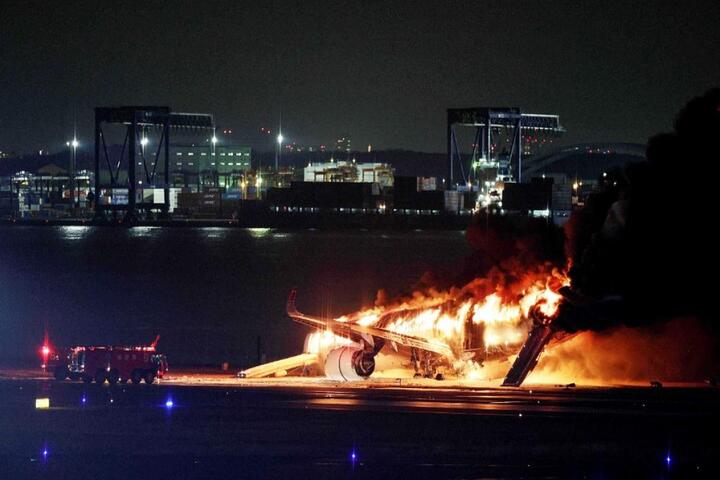 El momento en que un avión de Japan Airlines se incendia con cientos de pasajeros a bordo en el aeropuerto Haneda de Tokio