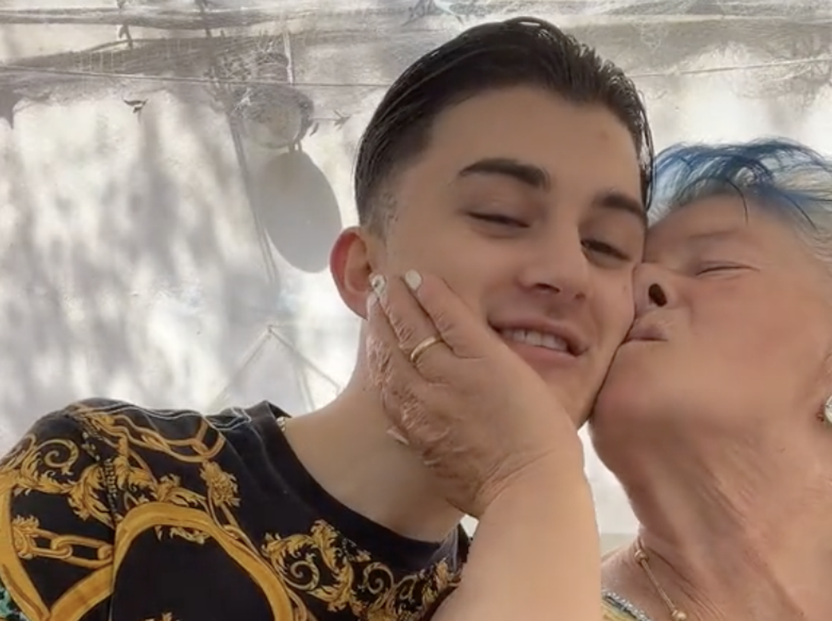 Con 19 años de edad, joven pide matrimonio a su novia de 76