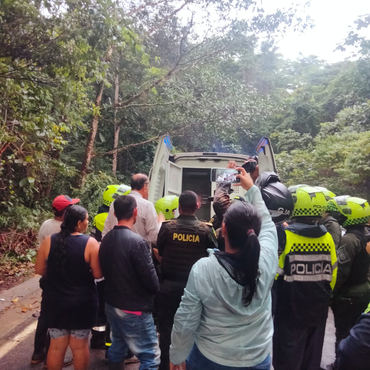 Cuatro personas detenidas por invasores.