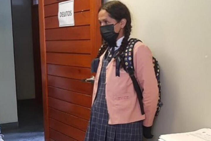 Hombre se disfraza de niña para grabar a menores en baño escolar