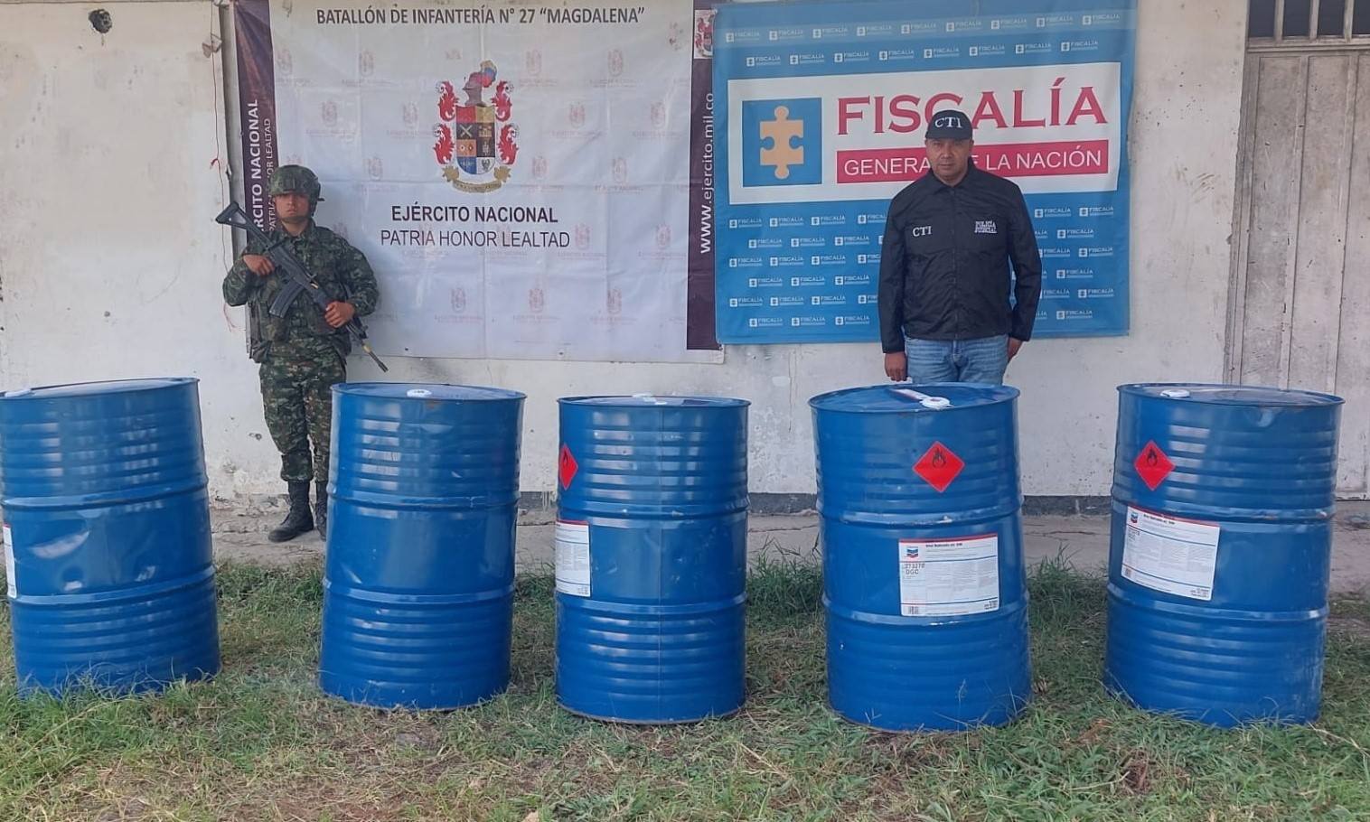 En operaciones contra el narcotráfico incautan acetona en el Huila