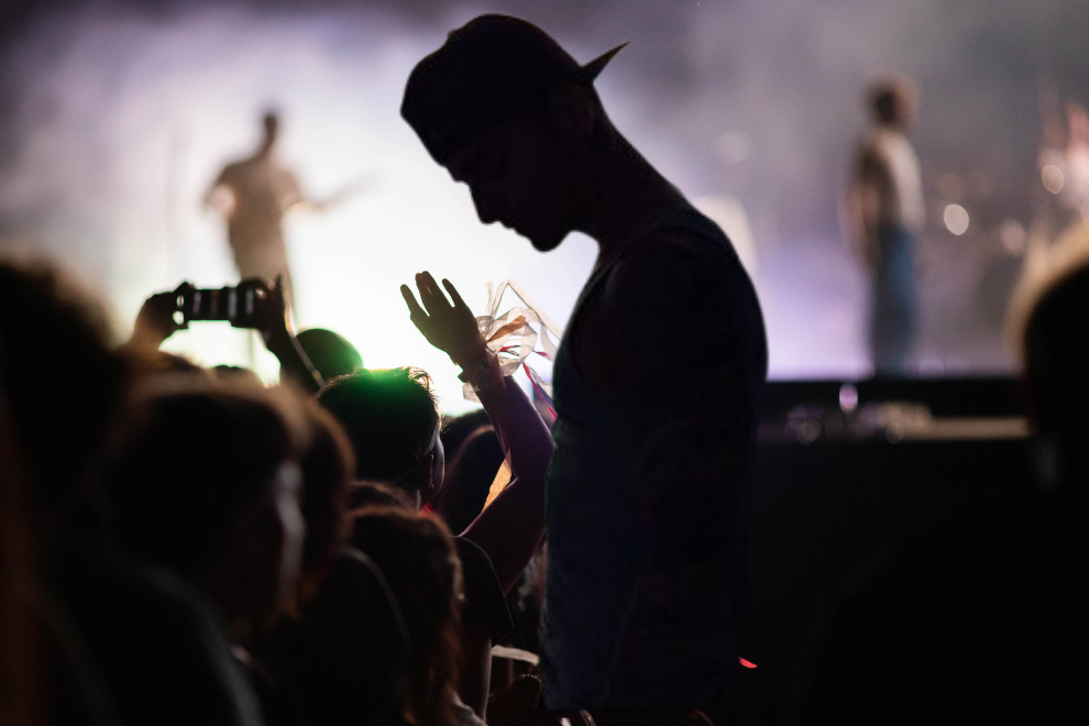 Maluma interrumpe concierto para cuestionar a fan que llevó a un bebé