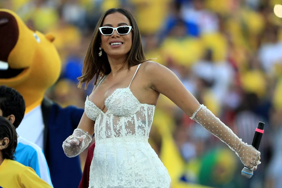 Anitta deslumbra en la final de la UEFA