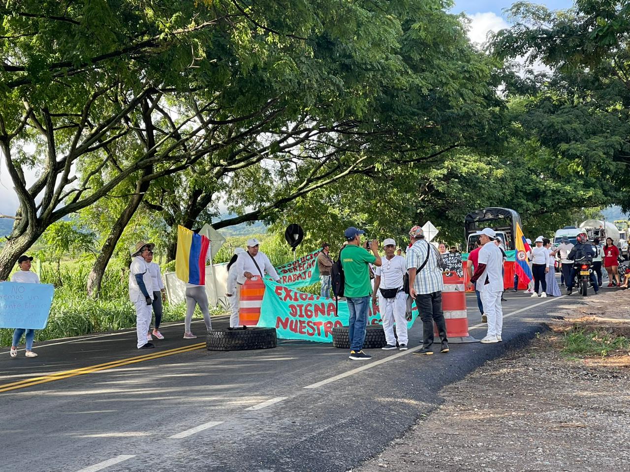 Vendedores informales de Hobo, realizan una protesta pacífica en la ruta 45