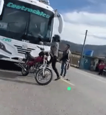 ¡Dos sujetos atacaron bus escolar!