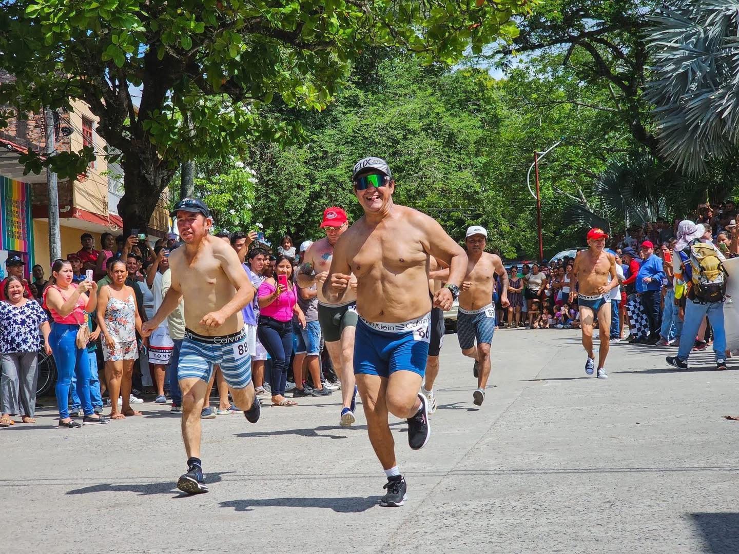 Carrera en calzoncillos llena de diversión en Purificación, Tolima
