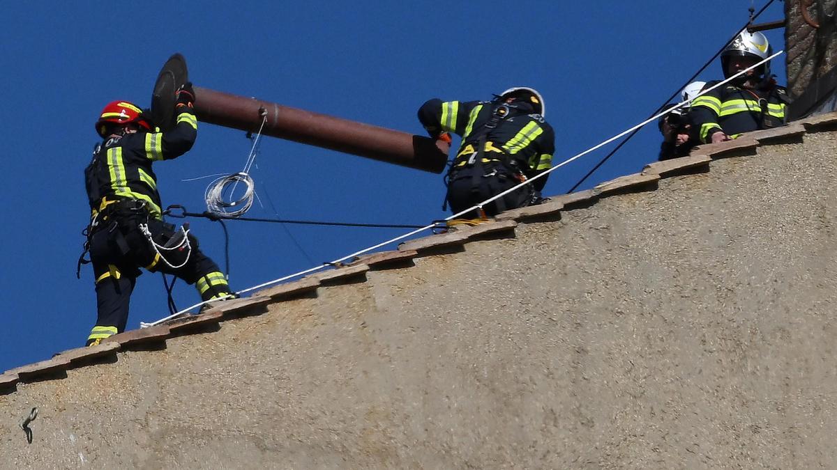El Vaticano ya instaló la chimenea para elección de un nuevo Papa
