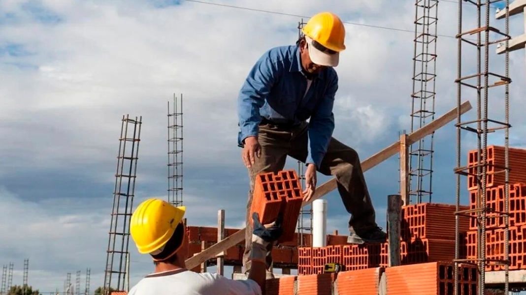 Avanza la construcción de viviendas para familias vulnerables.