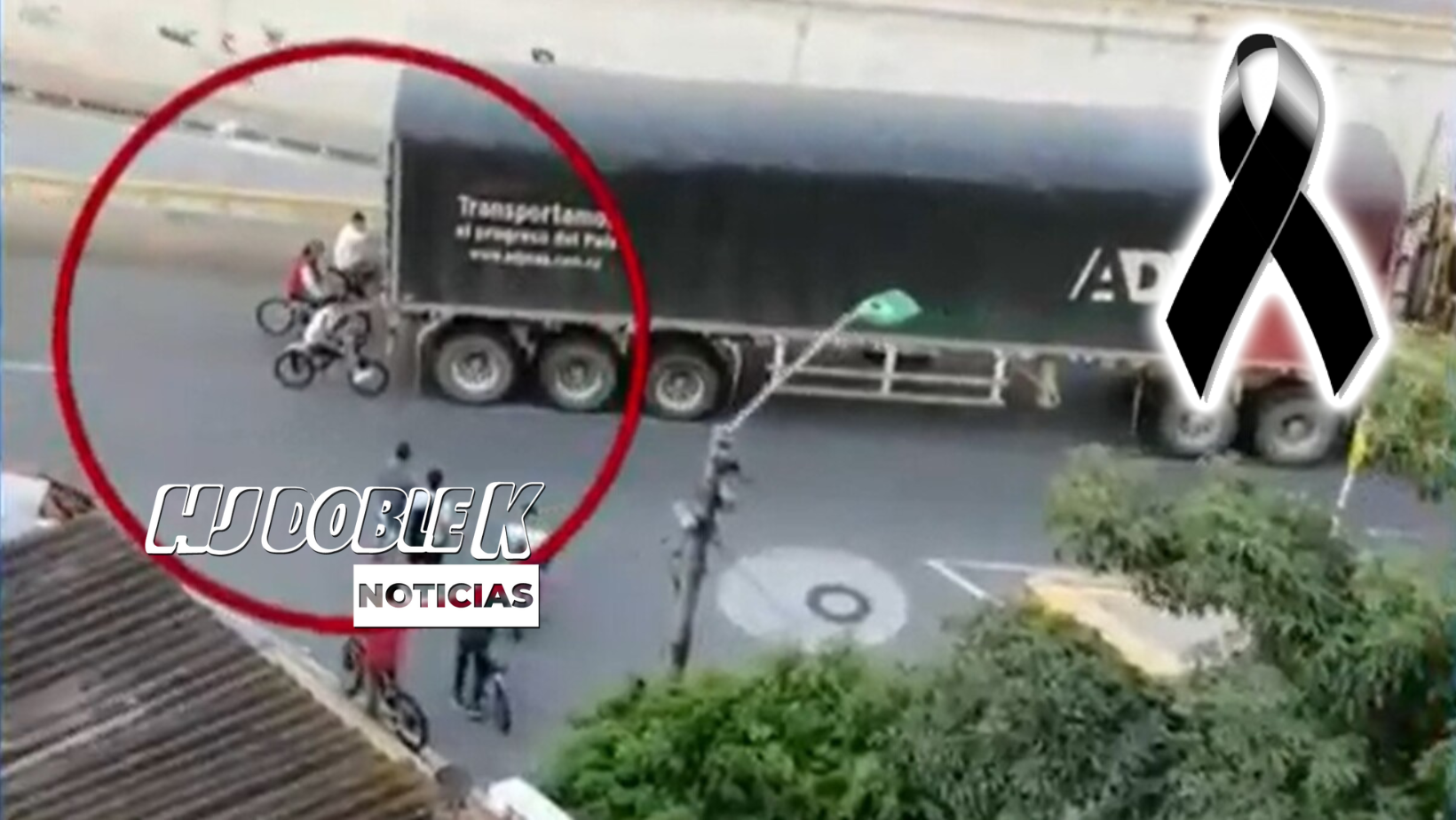 Mueren dos menores por ir sujetados a un camión.