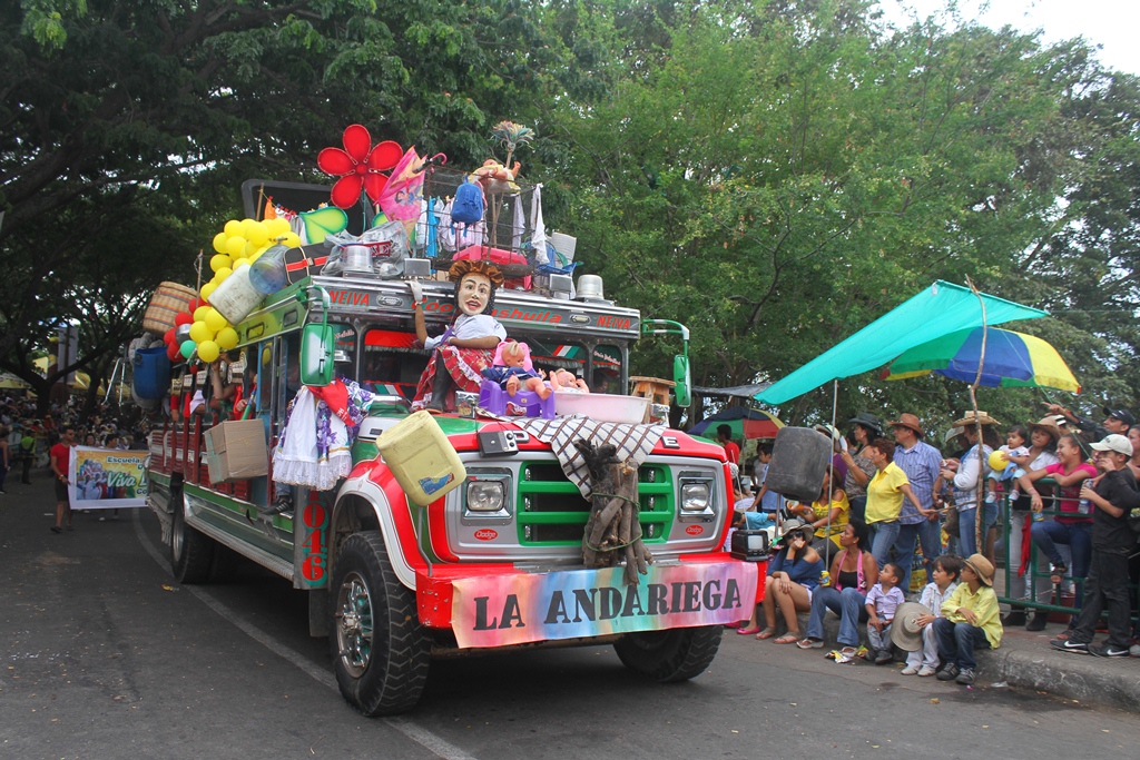 ¡Es hoy! ya viene el Tradicional Desfile de Chivas de HJ Doble K en Neiva