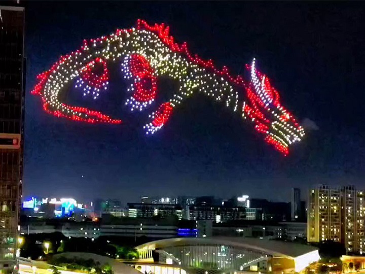 Dragón gigante en el cielo de Shenzhen