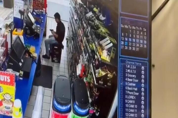 Empleado de tienda se dispara por error