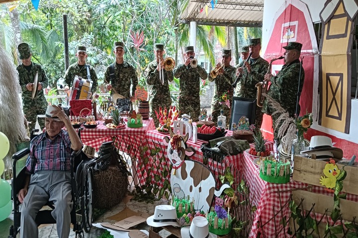 Serenata y Alegría: Ejército Nacional Celebró Cumpleaños De 90 Adultos Mayores