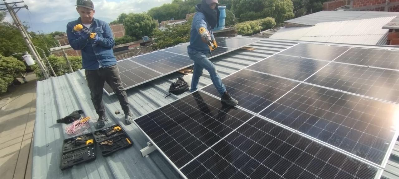 Se instala en Neiva el primer piloto con energía solar en una tienda