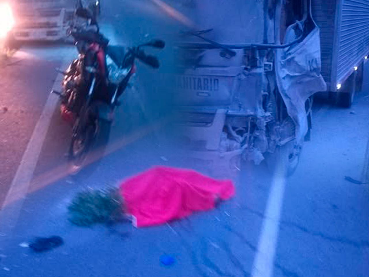 Tragedia en Algeciras: motocicleta se incendia tras choque en glorieta