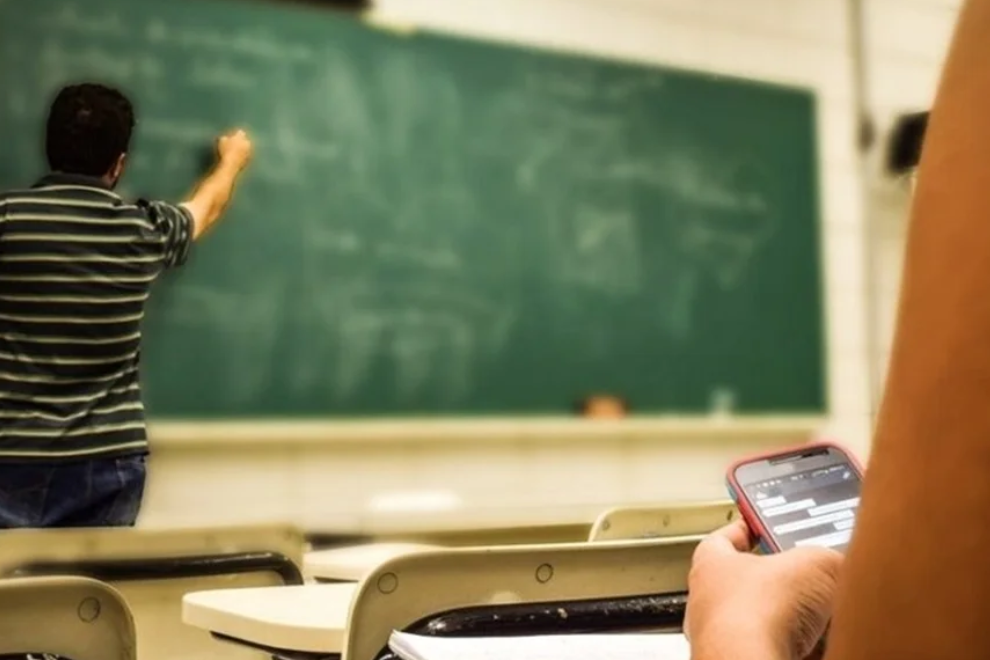 Ibagué restringe uso de celulares en colegios públicos para menores de 14 años
