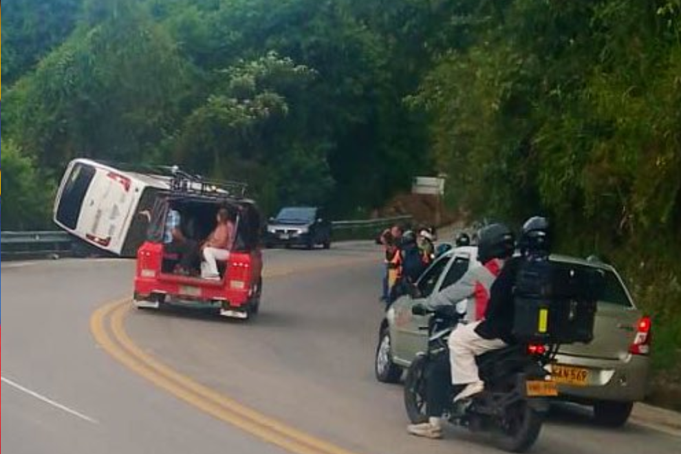Bus se vuelca en inmediaciones de La Mesa Cundinamarca