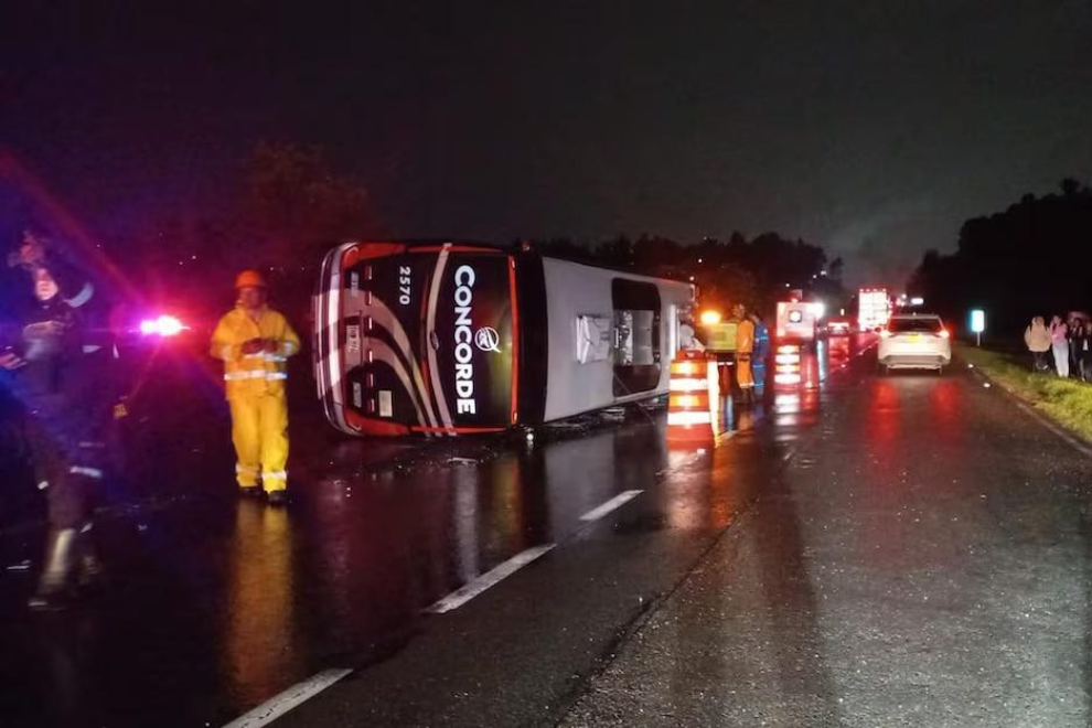 Volcamiento de bus en la vía Tunja-Bogotá deja una mujer muerta y varios heridos