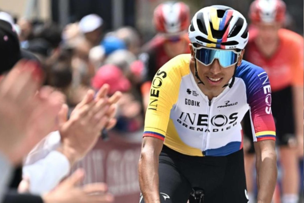 Egan Bernal firme en el podio del Giro y lamentos por el retiro de Buitrago