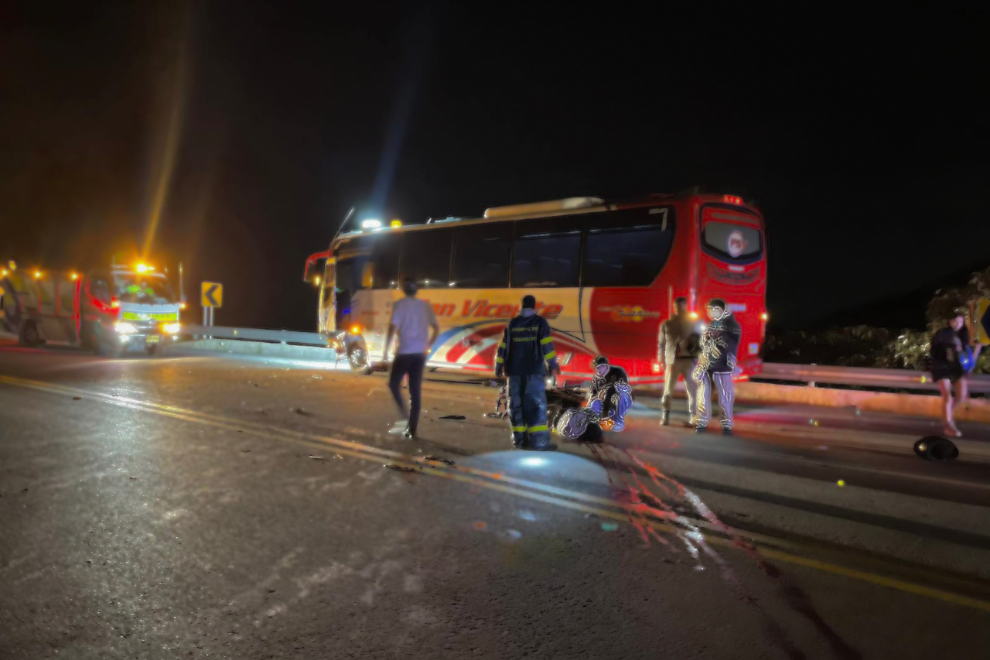 Joven motociclista fallece en choque contra bus en la vía La Mesa-Bogotá