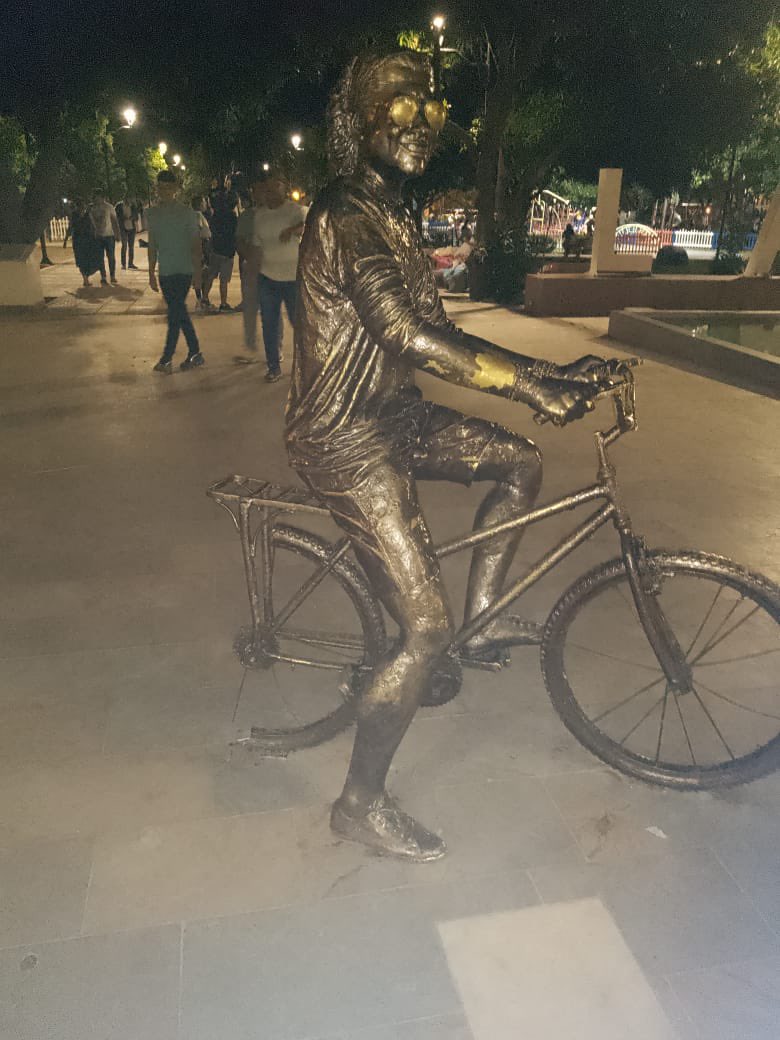 Vandalizaron escultura de Carlos Vives